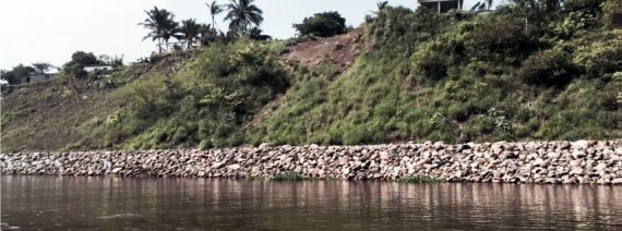 Colocación y acomodo de material de roca para protección de talud.