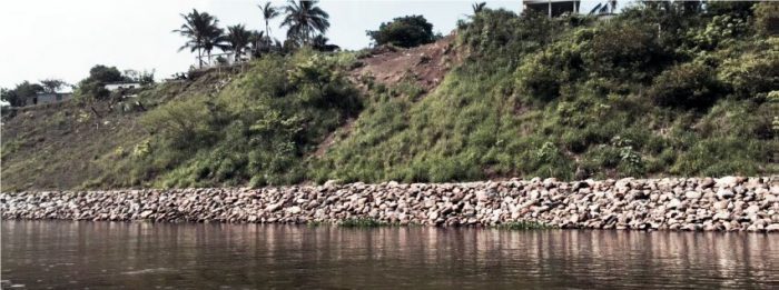 Colocación y acomodo de material de roca para protección de talud.