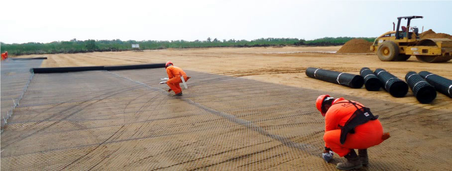 Formacion de terraplen con material de banco y suministro y colocacion de membrana, geotextil y geomalla