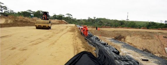 Saneo del terreno para el desplante de los terraplenes hasta una profundidad de 1.50 m con geotextil tejido