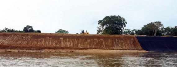 Formación de bordo con material producto del desazolve cubierto con geotextil no tejido.