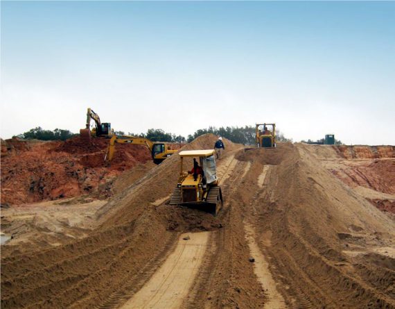 Formación de terraplén con material de banco y saneo del terreno.